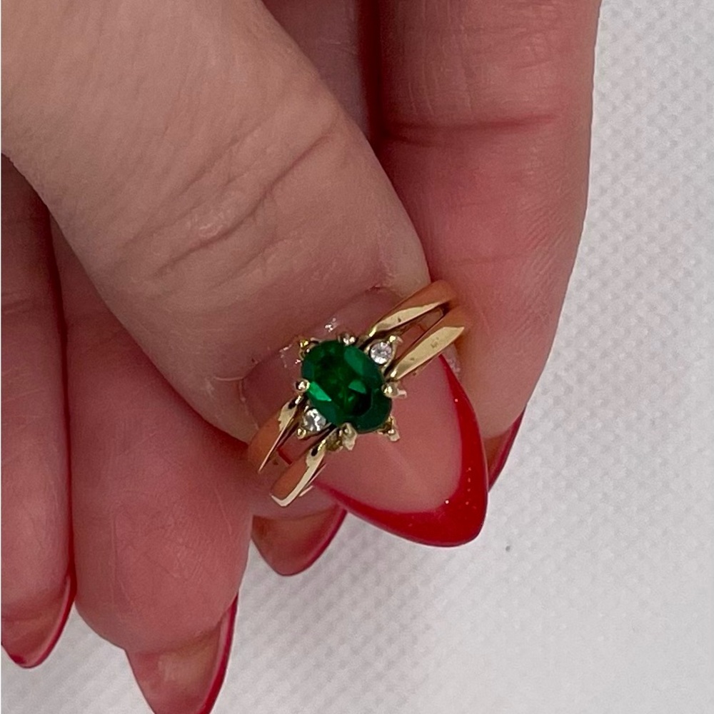 Avon flip ring- 2 rings in one
Emerald gem and White CZ
Size 7